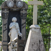 Grave behind Igreja Nossa Senhora do Carmo